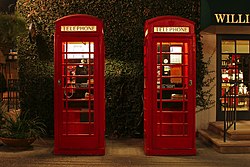 Dos cabinas telefónicas rojas  