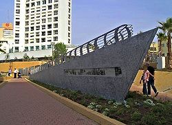 el monumento central para la Ha'apala en el Jardín de Londres en Tel Aviv
