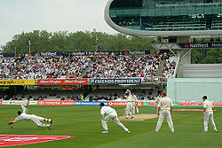Nota il wicket-keeper a sinistra. Inghilterra contro Nuova Zelanda a Lords, la casa del cricket