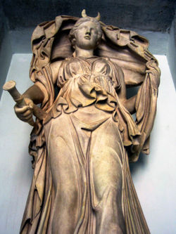 Римска скулптура на лунната богиня Луна, носеща факел, или Диана Луцифера ("Диана, носителка на светлина"), за която се смята, че е същата като гръцката Селена (Ватикански музеи)
