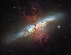 Messier 82：由哈勃太空望远镜拍摄的Messier 82的马赛克图像。这张图片结合了用四种彩色滤光片拍摄的曝光，这些滤光片可以捕捉到来自可见光和红外线波长的星光，以及来自发光的氢丝的光线。