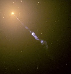Galáxia elíptica M87 emitindo um jato relativista, como visto pelo Telescópio Espacial Hubble