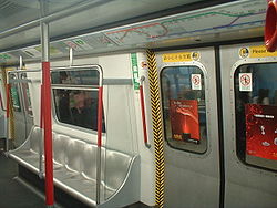 Вътрешността на обновения влак М - най-старият влак на MTR.  