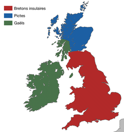 Časti Britských ostrovov, kde sa okolo rokov 450-500 n. l. hovorilo britónskym (červená), gaelským (zelená) a piktským (modrá) jazykom.