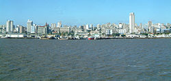 Panorāmas skats uz Maputo, Mozambikas galvaspilsētu un lielāko valsts pilsētu. Maputo pilsēta ir atdalīta no Maputo provinces.