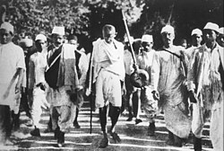 Gandhi liderando o Salt Satyagraha, um exemplo notável de Satyagraha