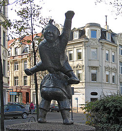 En staty i Köln av Max och Moritz som leker hoppborg.