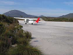 Um avião turístico se prepara para decolar do Melaleuca Airstrip