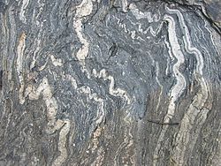 Warstwy fałdowe w skale metamorficznej z okolic [Geirangerfjord], Norwegia