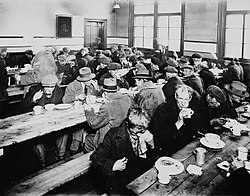 Een gaarkeuken in Montreal uit 1931 die werkloze mannen voedt