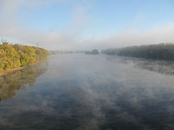 Köd a folyó felett.