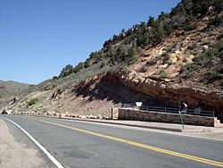 Morrison en la localidad tipo (el lugar que define la formación) en Dinosaur Ridge, al oeste de Denver, Colorado.  