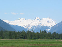 Het Mount Meager vulkanisch complex gezien vanuit het oosten bij Pemberton, BC.