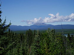 Mount Edziza, štítová sopka v Britské Kolumbii, při pohledu z dálnice Stewart-Cassiar Highway