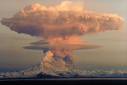 Le Mont Redoute en éruption en 1990.