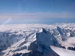 Mount Cook, Új-Zéland. A Déli-Alpokban, a Déli-szigetet hosszában átívelő hegyvonulatban fekszik. Új-Zéland két óceáni lemez találkozásának tetején fekszik.