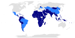 Negara-negara anggota Gerakan Non-Blok (2018). Negara-negara biru muda memiliki status pengamat.