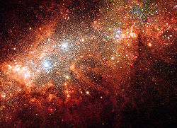 Střed galaxie NGC 1569 na snímku z Hubbleova vesmírného dalekohledu. Všimněte si vlevo uprostřed dvou superhvězdokup.  