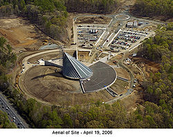 Luchtfoto van het museum in aanbouw in april 2006