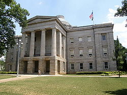 Budova hlavního města státu Severní Karolína se nachází v okrese Wake.  