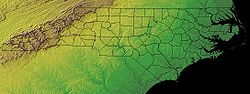 Dit is een kaart van North Carolina. Het groene deel is de kustvlakte, het gele deel is de Piemonte en het rode deel is de bergen.  
