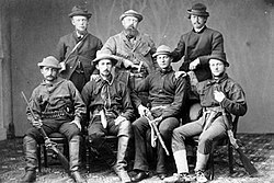 Moeras (achterste rij en midden), omringd door gewapende assistenten voor zijn expeditie van 1872. Marsh bracht zelf weinig tijd door in het veld en liet het werk over aan zijn agenten...