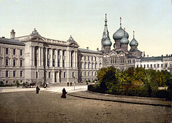 Het gerechtsgebouw van Odesa en de kerk van het klooster St. Panteleimon (kerk ingewijd in 1895; gebruikt als planetarium in 1961-1991).  