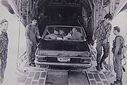 Commando's van Sayeret Matkal met de Mercedes die ze gebruikten om de Oegandezen te misleiden