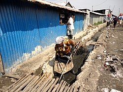 Limpeza de valas de drenagem no Quênia