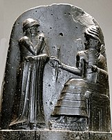 Hammurabi ontvangt de wetten van de god Marduk of Shamash. Daaronder staat Hammurabi's wetboek geschreven.