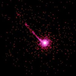 Het röntgenbeeld van Chandra is van de quasar PKS 1127-145, een zeer lichtgevende bron van röntgenstraling en zichtbaar licht ongeveer 10 miljard lichtjaren van de aarde. Een enorme röntgenstraal strekt zich uit over minstens een miljoen lichtjaren vanaf de quasar. Het beeld is 60 boogseconden aan een zijde. RA 11h 30m 7.10s dec -14° 49' 27" in krater. Waarnemingsdatum: 28 mei 2000. Instrument: ACIS.