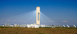 11-мегаватовата кула за слънчева енергия PS10 край Севиля, Испания.  