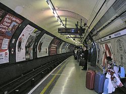 Plattformen för den södergående Bakerloo linjen vid Paddington  