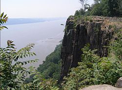 De Palisades rijzen op boven de Hudson Rivier  