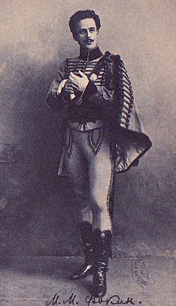 Mikhail Fokine, kostümiert für die Rolle des Lucien d'Hervilly, in Marius Petipas Inszenierung des Balletts Paquita. Sankt Petersburg, 1898.