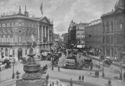Piccadilly Circus en 1896, avec vue sur la place de Leicester via Coventry Street. Le Pavillon de Londres se trouve à gauche, et le Criterion Theatre à droite.