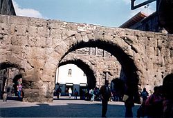 Porta Prætoria : Pretoriešu vārti, austrumu ieeja romiešu pilsētā.