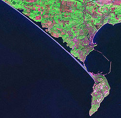 从阿伯茨伯里到波特兰岛的切希尔海滩卫星图(蓝色直线特征，呈西北-东南方向)。