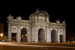 Puerta de Alcalá på natten  