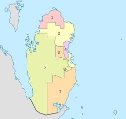 Dal 2004 i seguenti comuni del Qatar [ {[80303-62709]}] Il Qatar è una penisola (una striscia di terra conficcata nel mare). È unita all'Arabia Saudita a sud, e tutti gli altri lati sono circondati dalle acque del Golfo Arabico. Il Qatar è un paese piuttosto piccolo e ha una superficie di soli 10.360 km². La penisola è lunga 160 km. Gran parte del paese è una pianura bassa e arida, coperta di sabbia. L'area di Jebel Dukhan ha i principali giacimenti di petrolio del Qatar sulla terraferma. I giacimenti di gas naturale si trovano al largo, a nord-ovest della penisola. La capitale del Qatar è Doha. Oltre il 90% della popolazione vive a Doha. L'altra grande città è Al Wakrah.