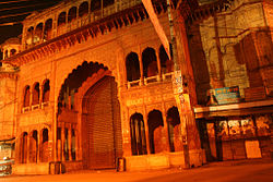 Qila Mubarakin pääsisäänkäynti. Ala Singh rakennutti palatsilinnoituksen vuonna 1763. Nykyisen palatsin rakensi uudelleen hänen pojanpoikansa Maharaja Amar Singh vuosina 1765-1782.