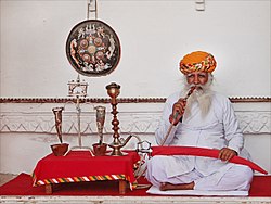 Een Indiase man die waterpijp rookt, Rajasthan, India  