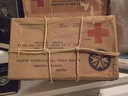 Sotavangeilla on oikeus saada paketteja, kuten tämä Britannian Punaisen Ristin paketti toisesta maailmansodasta.  