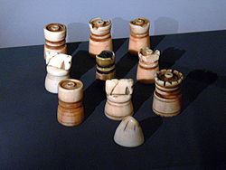 Set medievale islandese. I pezzi sono semplificati e astratti, forse influenzati dai set arabi, o semplicemente dalla facilità di fabbricazione.