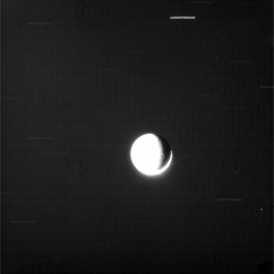 逆光のレアを100秒間露光しても、環の痕跡を見つけることはできなかった。もしリングがあるとすれば、あまりに微小か、あるいは検出できるほど光を散乱させないかのどちらかである。この視線方向は、特に小さな塵の大きさを検出するのに適しているため、大きな塵だけでできたリングの可能性もある。右下に見えるのが太陽に照らされた明るい三日月、左側のギボシ座の光はプラネットシャイン。