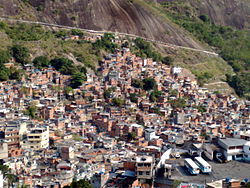 No Rio de Janeiro, uma cidade famosa por sua beleza, grandes favelas ficam entre os bairros mais ricos. Muitas das grandes cidades do mundo têm áreas de pobreza como esta.