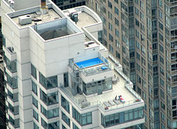 Kattohuoneisto uima-altaalla New Yorkissa  