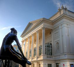 Statua di Madame di fronte all'ingresso Bow Street della Royal Opera House, Covent Garden