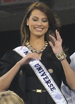 Stefanía Fernández v roce 2009 po svém ocenění jako Miss Universe 2009.  