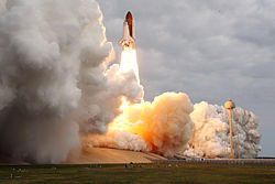 Space Shuttle Endeavour stijgt op voor haar laatste missie  